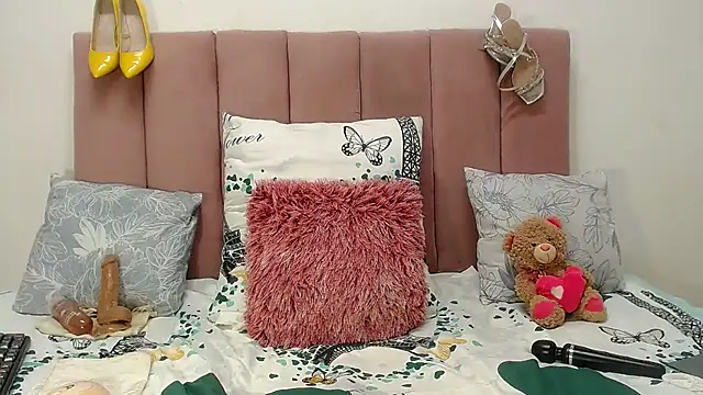 RoundaAssx22 online show from 10.15.25