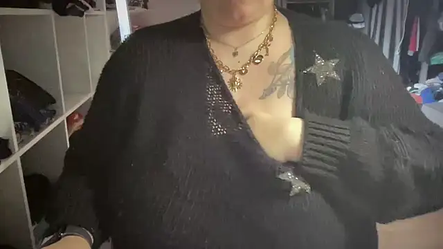 Snapshot of Bella_x69 chatting on 10.28.25 Bella x69 online show from 10.28.25