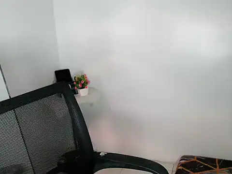 daretolovemee 18 online show from 10.16.25