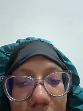 Snapshot of Valen1800 chatting on 10.04.25 Valen1800 online show from 10.04.25