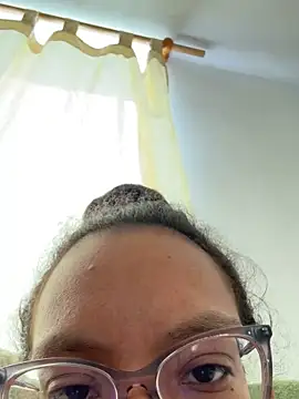 Snapshot of Valen1800 chatting on 10.09.25 Valen1800 online show from 10.09.25