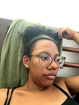 Snapshot of Valen1800 chatting on 11.03.25 Valen1800 online show from 11.03.25