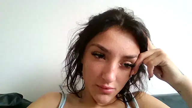 Snapshot of naughtybella05 chatting on 10.22.25 naughtybella05 online show from 10.22.25