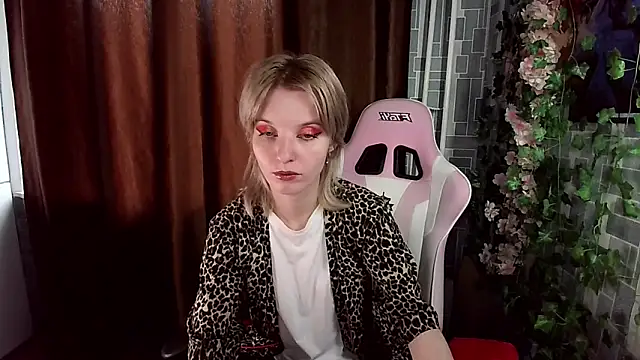 Snapshot of Madelaineses chatting on 05.24.26 Madelaineses online show from 05.24.26