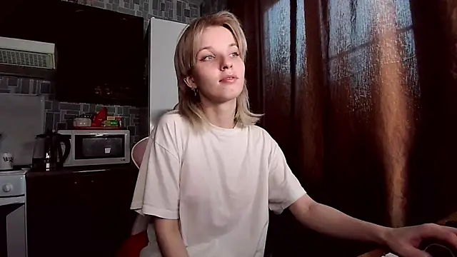 Snapshot of Madelaineses chatting on 05.24.26 Madelaineses online show from 05.24.26