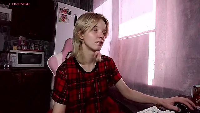 Snapshot of Madelaineses chatting on 06.20.26 Madelaineses online show from 06.20.26