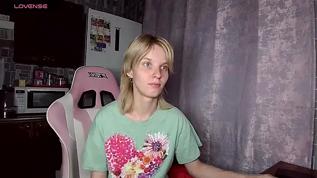 Snapshot of Madelaineses chatting on 06.25.26 Madelaineses online show from 06.25.26