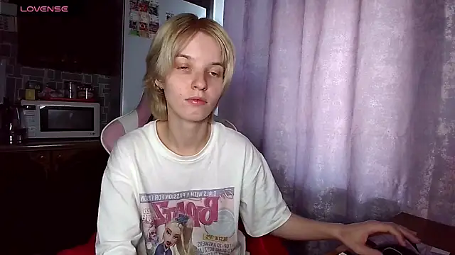 Snapshot of Madelaineses chatting on 07.15.26 Madelaineses online show from 07.15.26