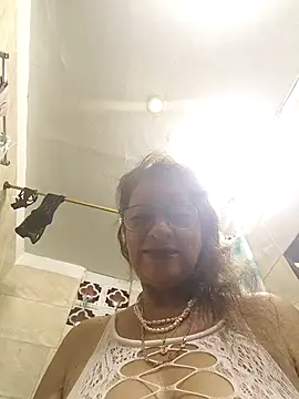 Snapshot of MaryeLunna chatting on 11.01.25 MaryeLunna online show from 11.01.25