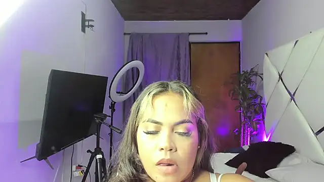 EmilyDuran  online show from 10.19.25