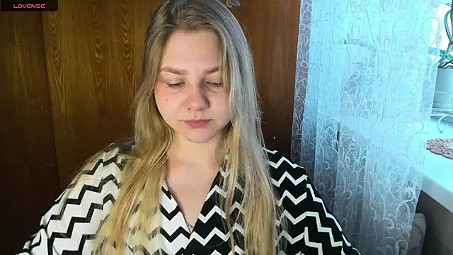 Snapshot of AlinaMors chatting on 10.18.25 AlinaMors online show from 10.18.25