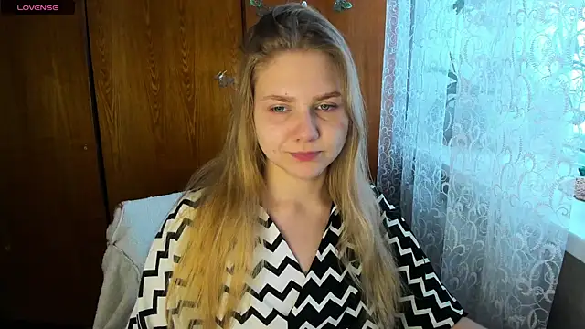 Snapshot of AlinaMors chatting on 10.29.25 AlinaMors online show from 10.29.25