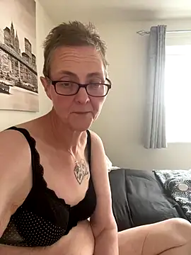 Snapshot of Curvy-Jinx chatting on 09.28.25 Curvy-Jinx online show from 09.28.25