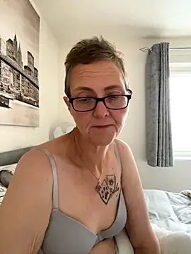 Snapshot of Curvy-Jinx chatting on 10.15.25 Curvy-Jinx online show from 10.15.25