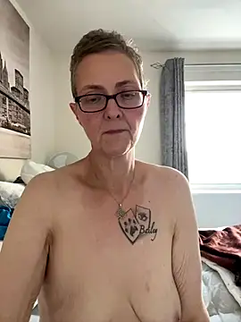 Snapshot of Curvy-Jinx chatting on 10.24.25 Curvy-Jinx online show from 10.24.25