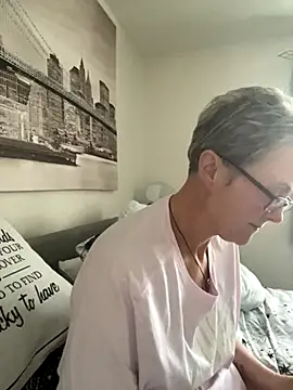 Snapshot of Curvy-Jinx chatting on 10.26.25 Curvy-Jinx online show from 10.26.25