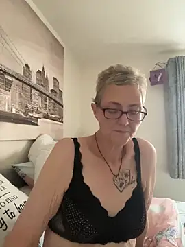 Snapshot of Curvy-Jinx chatting on 11.01.25 Curvy-Jinx online show from 11.01.25