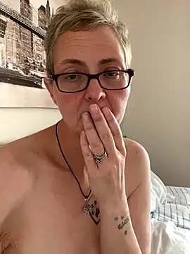 Snapshot of Curvy-Jinx chatting on 11.05.25 Curvy-Jinx online show from 11.05.25