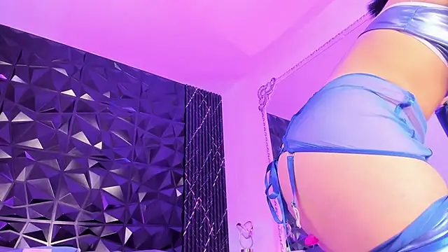 Snapshot of katierouge_ chatting on 10.30.25 katierouge online show from 10.30.25