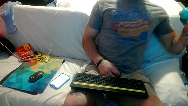 Snapshot of Luv2SuckBWC92 chatting on 09.18.25 Luv2SuckBWC92 online show from 09.18.25