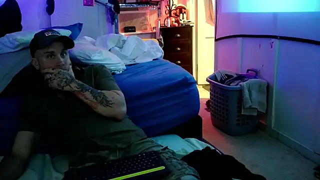 Snapshot of Luv2SuckBWC92 chatting on 09.23.25 Luv2SuckBWC92 online show from 09.23.25