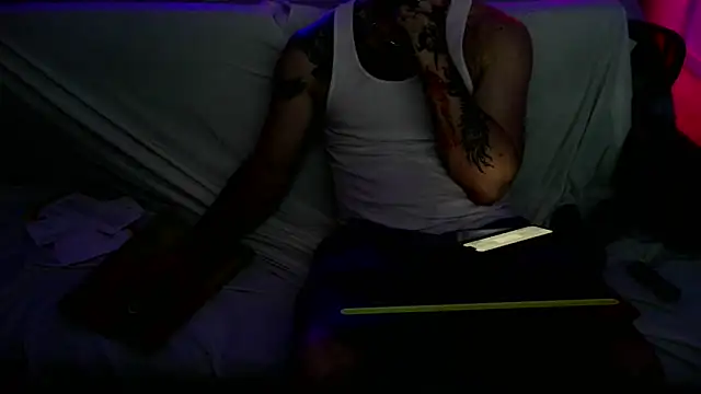 Snapshot of Luv2SuckBWC92 chatting on 09.25.25 Luv2SuckBWC92 online show from 09.25.25