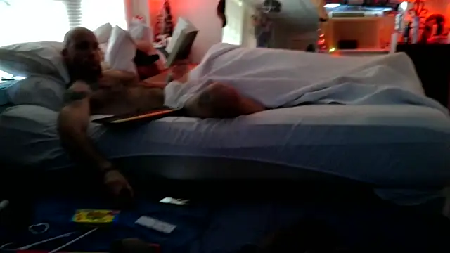 Snapshot of Luv2SuckBWC92 chatting on 10.10.25 Luv2SuckBWC92 online show from 10.10.25