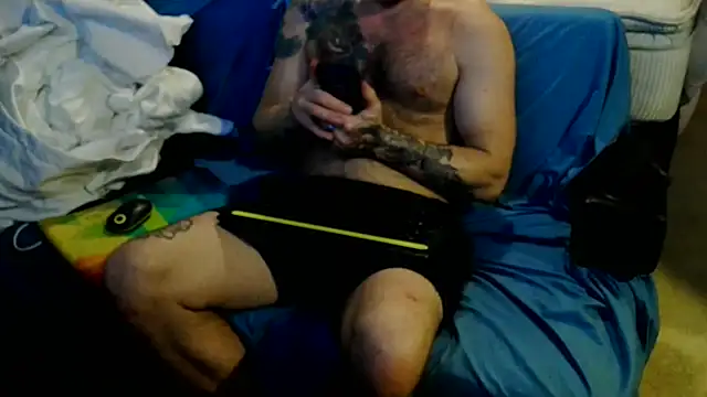 Snapshot of Luv2SuckBWC92 chatting on 10.14.25 Luv2SuckBWC92 online show from 10.14.25