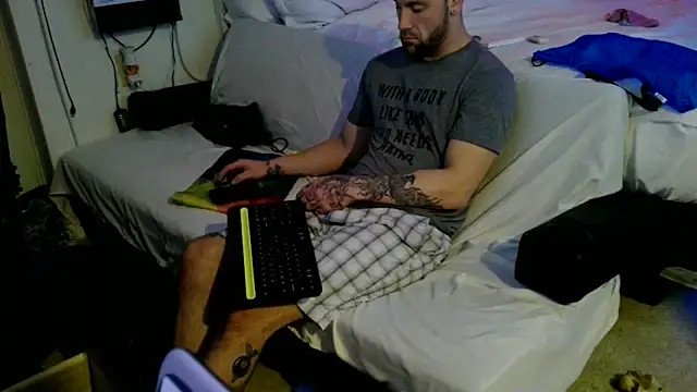 Snapshot of Luv2SuckBWC92 chatting on 10.19.25 Luv2SuckBWC92 online show from 10.19.25