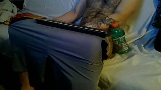 Snapshot of Luv2SuckBWC92 chatting on 10.20.25 Luv2SuckBWC92 online show from 10.20.25