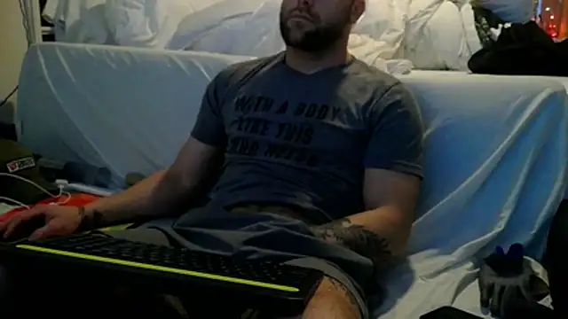 Snapshot of Luv2SuckBWC92 chatting on 10.24.25 Luv2SuckBWC92 online show from 10.24.25