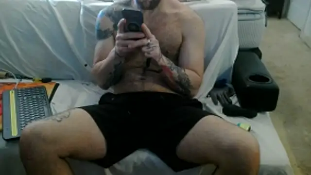 Snapshot of Luv2SuckBWC92 chatting on 10.24.25 Luv2SuckBWC92 online show from 10.24.25