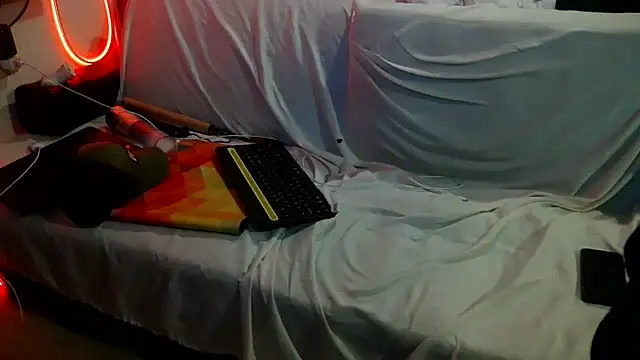 Snapshot of Luv2SuckBWC92 chatting on 10.25.25 Luv2SuckBWC92 online show from 10.25.25