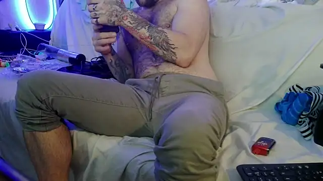 Snapshot of Luv2SuckBWC92 chatting on 11.07.25 Luv2SuckBWC92 online show from 11.07.25