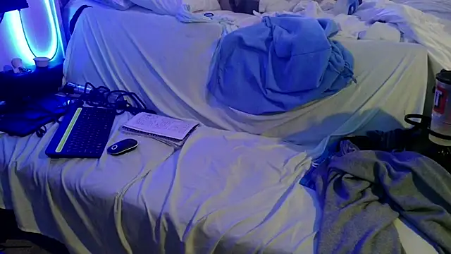 Snapshot of Luv2SuckBWC92 chatting on 11.08.25 Luv2SuckBWC92 online show from 11.08.25