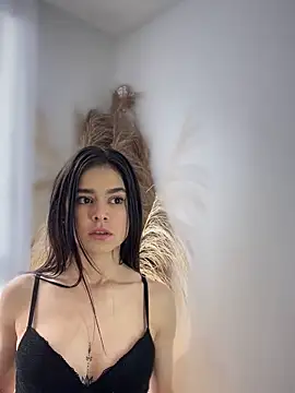 Snapshot of Sofi_Leal chatting on 10.04.25 Sofi Leal online show from 10.04.25