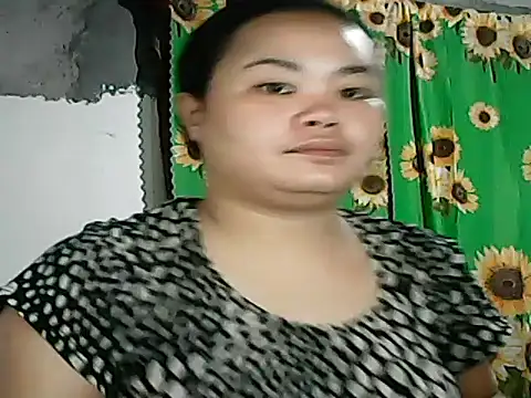 Snapshot of CreamyPussy4uxx chatting on 10.29.25 CreamyPussy4uxx online show from 10.29.25