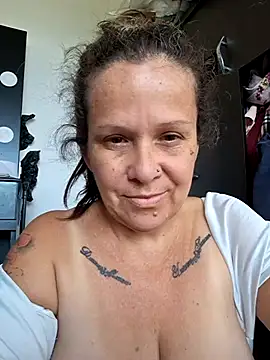 Snapshot of SinisterBabe chatting on 10.24.25 SinisterBabe online show from 10.24.25