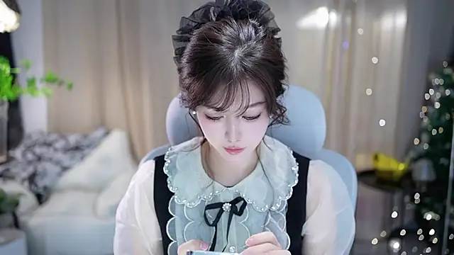 Snapshot of Fortune2Me chatting on 11.04.25 Fortune2Me online show from 11.04.25