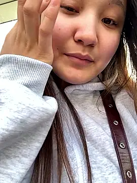 Snapshot of KissMeEva chatting on 10.04.25 KissMeEva online show from 10.04.25