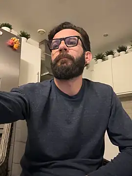 Snapshot of Michel_huge chatting on 11.04.25 Michel huge online show from 11.04.25