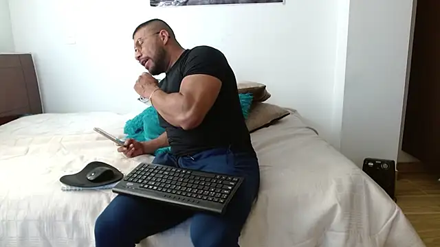 Snapshot of AntonyDAngelo25 chatting on 10.02.25 AntonyDAngelo25 online show from 10.02.25