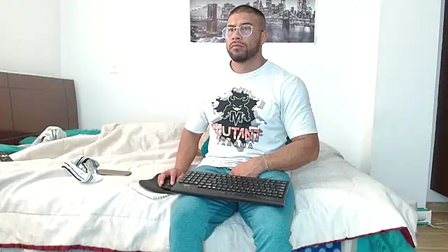 Snapshot of AntonyDAngelo25 chatting on 10.14.25 AntonyDAngelo25 online show from 10.14.25