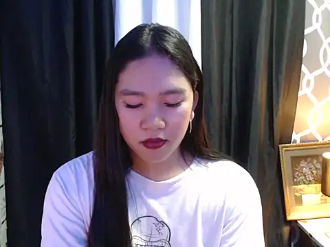 Snapshot of slut_clio chatting on 10.07.25 slut clio online show from 10.07.25