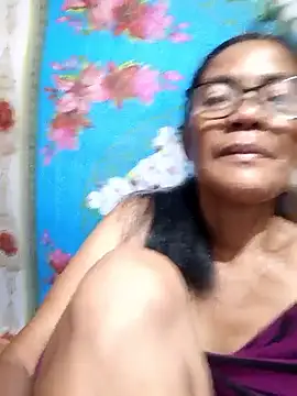 Snapshot of ImYourWoman_55 chatting on 09.29.25 ImYourWoman 55 online show from 09.29.25