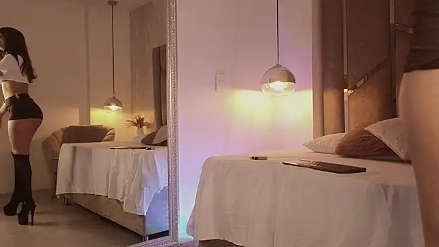 Snapshot of scarlethlux chatting on 10.24.25 scarlethlux online show from 10.24.25