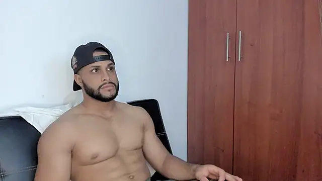 Snapshot of Pier_Simons chatting on 10.28.25 Pier Simons online show from 10.28.25