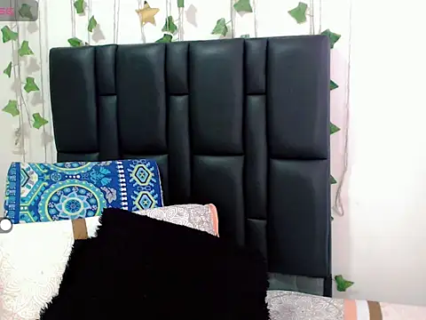 Snapshot of sara_arias00 chatting on 09.29.25 sara arias00 online show from 09.29.25