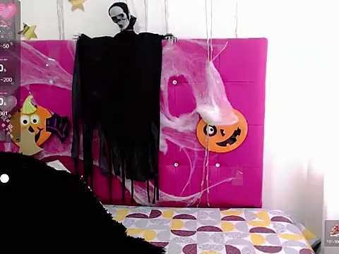 Snapshot of sara_arias00 chatting on 10.29.25 sara arias00 online show from 10.29.25