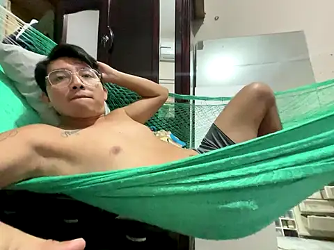 Snapshot of AlejXndroKD chatting on 10.14.25 AlejXndroKD online show from 10.14.25